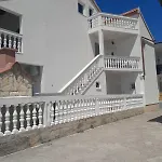 Apartment Lara *